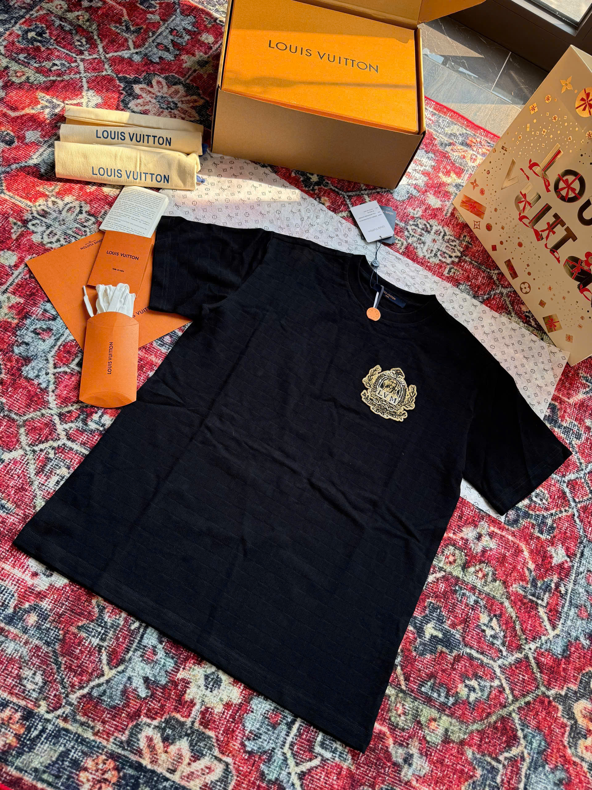Áo phông T-shirt len Louis Vuitton LV Đen tag logo huy hiệu cún thêu ngực Like Auth on web NV